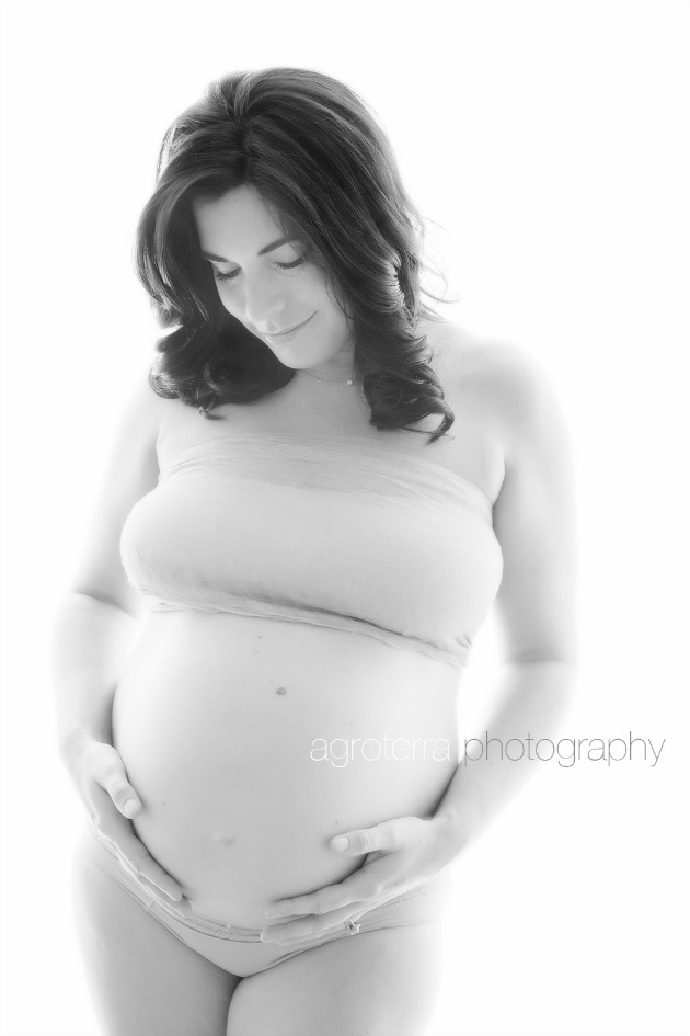 black_white_holding_belly_belly_pic_smiling_pregnant_pregnancy_maternity_photo_pic_photography_agroterra_photographer_rhode_island_tall_mom_tiny_baby