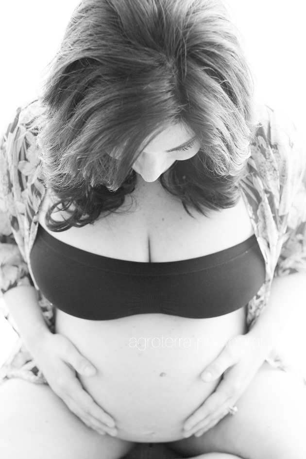 black_white_smiling_pregnant_pregnancy_maternity_photo_pic_photography_agroterra_photographer_rhode_island