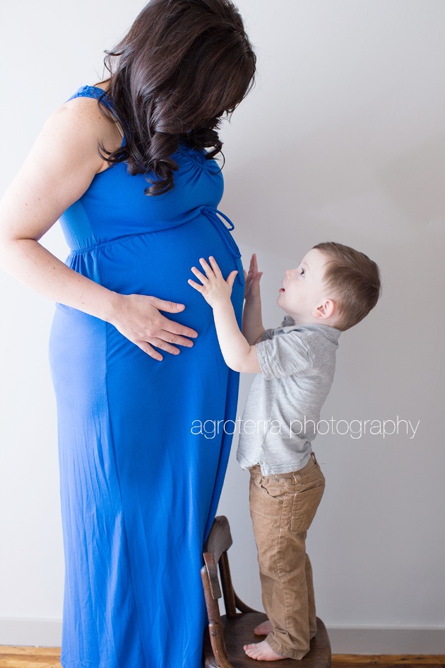 mother_son_touching_belly_belly_pic_smiling_pregnant_pregnancy_maternity_photo_pic_photography_agroterra_photographer_rhode_island_tall_mom_tiny_baby