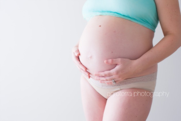 blue_teal_top_belly_pic_smiling_pregnant_pregnancy_maternity_photo_pic_photography_agroterra_photographer_rhode_island_tall_mom_tiny_baby