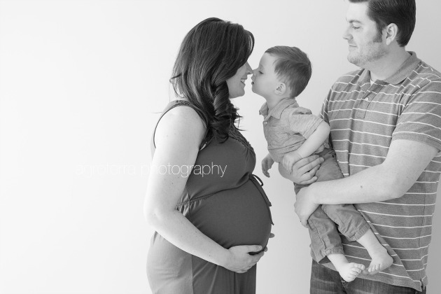 black_white_family_noses_cute_mother_son_father_belly_pic_smiling_pregnant_pregnancy_maternity_photo_pic_photography_agroterra_photographer_rhode_island_tall_mom_tiny_baby