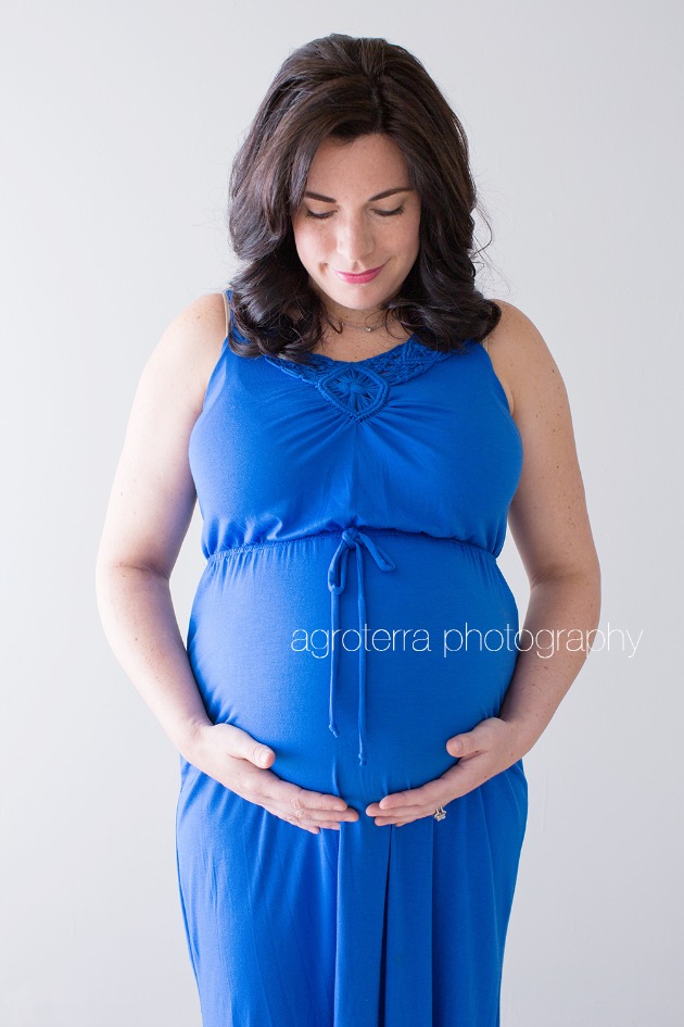 blue_dress_holding_belly_brunette__belly_pic_smiling_pregnant_pregnancy_maternity_photo_pic_photography_agroterra_photographer_rhode_island_tall_mom_tiny_baby