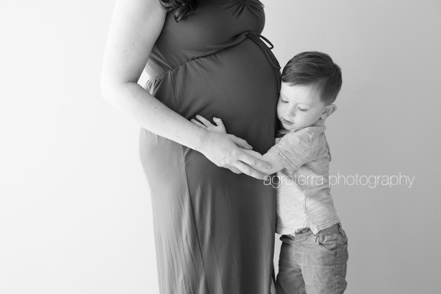 hugging_belly_son_mother_belly_pic_smiling_pregnant_pregnancy_maternity_photo_pic_photography_agroterra_photographer_rhode_island_tall_mom_tiny_baby