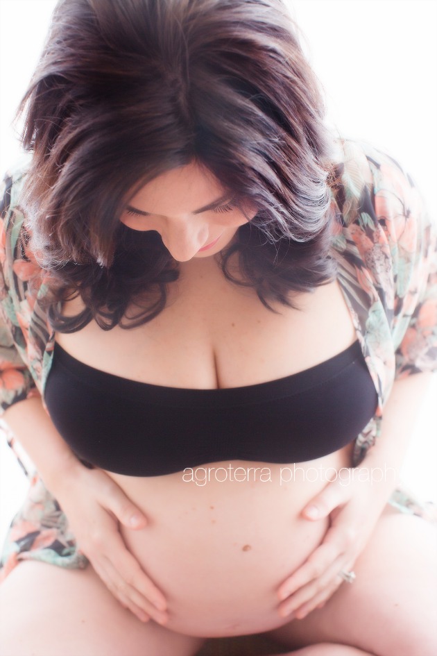 looking_from_above_maternity_pregnancy_photography_brunette_agroterra_photography_tall_mom_tiny_baby_pregnant