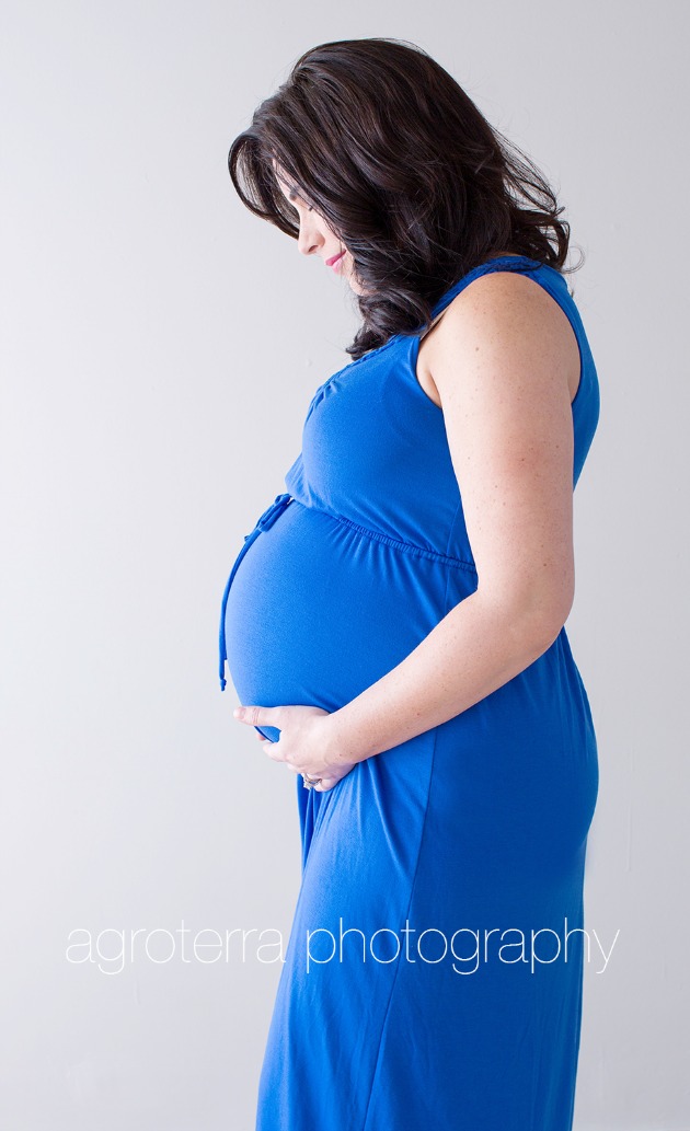 maternity_photo_blue_agroterra_photography_tall_mom_tiny_baby_pregnancy_photos