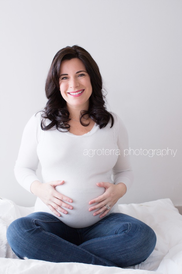 white_shirt_sitting_maternity_pregnancy_photo_agroterra_photography